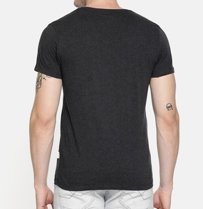 2025, venta al por mayor, camisetas con cuello en V y logotipo personalizado para hombres, tela de algodón 100% negra de alta calidad, ajuste cómodo, hecho en Pakistán - Product Image 2