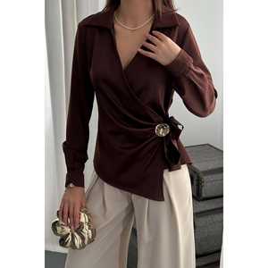 Chemise en satin marron pour femme avec détails boutonnés - Vente en gros de chemises et de blouses - Product Image 2