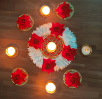 Ensemble de porte-bougies Rangoli faits à la main avec des roses rouges et des plumes blanches pour la décoration de mariage, la maison, la table extérieure, design traditionnel