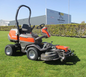 Tondeuse autoportée Husqvarna P 524 X EFI de qualité supérieure avec tracteur de jardin - Product Image 1
