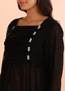 Haut décontracté en Georgette noire pour femmes avec manches 3/4 col carré bouton détaillant motif décoration un ensemble - Product Image 3