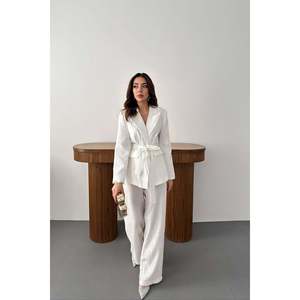 Conjunto Brillante de Chaqueta y Pantalones con Cinturón Color Crema - Ecru - Product Image 2