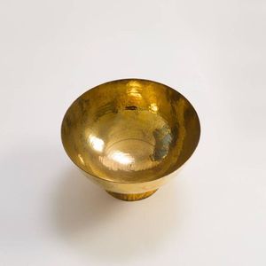 Auténtico cuenco de latón indio diseñado con belleza atemporal para servir a los invitados durante ocasiones tradicionales o festivas - Product Image 2