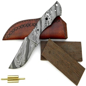 Kit de cuchillos de caza de acero de Damasco hechos a mano, Funda de cuero, mango de madera, cuchillo de bolsillo OEM personalizable para uso industrial al aire libre - Product Image 1