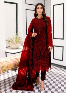 Robe de mariée pakistanaise rouge bordeaux avec broderies dorées pour les fêtes de l'Aïd, en tissu de mousseline, taille naturelle, ornée de perles, de sequins et de dentelle, avec des détails en diamant. - Product Image 2