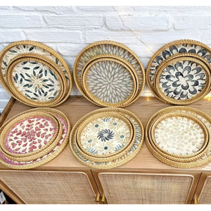 Plateau rond en rotin tressé à la main avec coquillages nacrés pour servir le thé, les collations et les boissons, artisanat vietnamien à l'exportation - Product Image 1