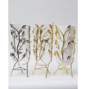 Jarrón de metal dorado con diseño de hoja único con tubo de vidrio hecho a mano, perfecto para decoración minimalista del hogar e interiores modernos - Product Image 4