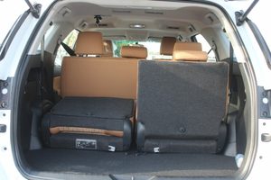 โตโยต้า ฟอร์จูนเนอร์ 2.7L RWD SUV สีขาว ปี 2023 รถมือสองพร้อมส่งทั่วโลก ตัวเลือกครบครัน สภาพสะอาด - Product Image 4