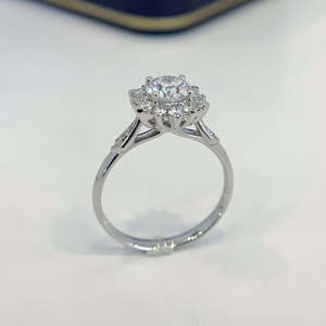 Bague de fiançailles halo cathédrale en diamant de laboratoire rond certifié IGI 1,60 carats total DEF VVS-VS - Product Image 4