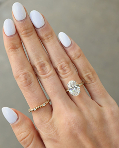 Bague de fiançailles Moissanite de 3.50 carats d'inspiration vintage avec solitaire ovale allongé et halo caché. - Product Image 3