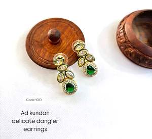 Pendientes artesanales Kundan Jhumkas Pearl Meenakari para novias y amantes de la moda - Product Image 5