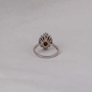 Anillo de compromiso de diamante cultivado en laboratorio con corte de oro macizo de 14K, anillo de regalo de compromiso de diamante certificado con acento de corte Baguette cónico - Product Image 3