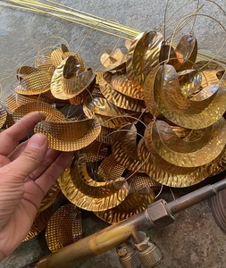 Boucles d'oreilles en métal plaqué or 18 carats avec marteau personnel fait sur mesure, léger, fait à la main, bijoux - Product Image 2