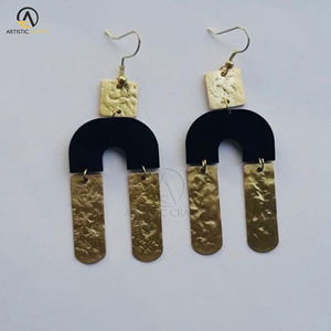 Boucles d'oreilles en métal de créateur à la mode avec des bijoux de mode de taille personnalisée pour les femmes accessoirisés avec des boîtes à bijoux en bois élégantes - Product Image 1