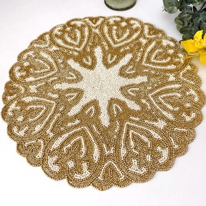 ที่รองจานประดับด้วยลูกปัดทรงกลมหรูหราพร้อมด้วยดอกไม้ที่ได้รับแรงบันดาลใจจากกลีบดอกไม้เสื่อตกแต่งด้วยมือสำหรับโต๊ะอาหารโต๊ะกาแฟ - Product Image 3