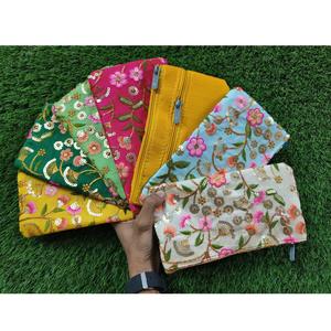 กระเป๋าถือขนาดเล็กดีไซน์ใหม่สำหรับผู้หญิงกระเป๋าถือปักลายดอกไม้มุกมีสไตล์พร้อมซิปปิดกระเป๋าผู้หญิงขายส่ง - Product Image 1