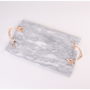 Plateau de service rectangulaire en marbre blanc avec élégantes poignées de feuilles en laiton doré Plateau décoratif de mariage artisanal pour un usage domestique - Product Image 3