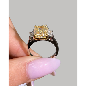 Anillo de Compromiso con Corte Esmeralda de 4.05 Ct en Amarillo Claro VS1 con Diamantes Laterales de Corte Escalonado Trapezoidal de 0.63 Ct VS1 y Diamante Central - Product Image 3