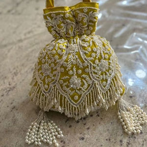 2025 @ New Beautiful Potli Bags en tela de seda cruda con perlas pesadas adornadas, cuentas de cristal para fiesta/boda - Product Image 1