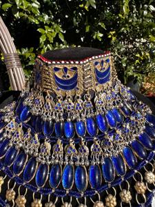 สร้อยคอของชนเผ่าที่ประณีตและประณีตแบบดั้งเดิมที่มีลูกปัดรูปไข่สีฟ้าเรืองแสงลึกสายรัดอย่างพิถีพิถันกับ matchs ขนาดเล็ก - Product Image 2