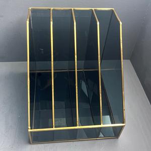 Organizador Moderno con Múltiples Compartimentos, Acabado en Vidrio Negro y Latón para Uso en Mesa - Product Image 4