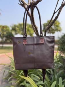 Nouveau sac fourre-tout en cuir de vachette à franges pour femmes, sac à main élégant en cuir, sac en cuir sculpté à la main pour une utilisation multiple - Product Image 3