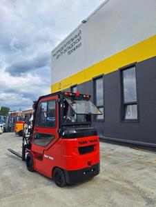Heavy-duty Diesel Forklift with Pneumatic Tires for Indoor Warehouse Operations and Heavy <b>Lifting</b>. - Product Image 3