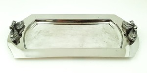 Bandeja de servicio de acero rectangular con acabado plateado con mango de figura de águila para una cena elegante y una presentación elegante de la India - Product Image 3