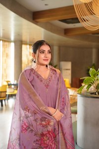 Ensemble Kurti ethnique indien de créateur pour femmes comprenant Kurta élégant avec pantalon droit et Dupatta pour festivals et événements - Product Image 4