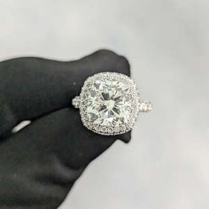 Bague de fiançailles halo en diamant de laboratoire certifié IGI 5,60 carats, taille coussin carrée, couleur D-E-F, clarté VVS - Product Image 2