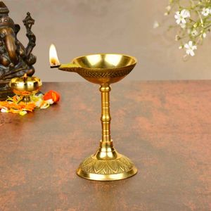 Diya Decorativa de Latón de Diseño de Lujo con Soporte para Sala de Pooja, Templo, Aarti y Decoración Religiosa, Disponible para Venta al por Mayor - Product Image 2