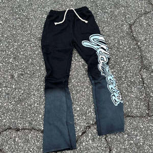 Ensemble sweat-shirt et pantalon de survêtement évasé personnalisé brodé, en coton délavé, coupe ample et oversize pour homme - Product Image 3