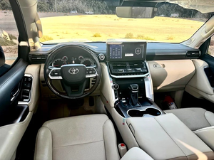 SUV todoterreno de lujo modelo 2024 con motor V6 biturbo de 3.5 litros y transmisión automática de 7 plazas - Product Image 2