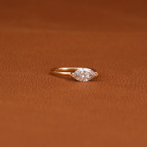 Anillo de bodas clásico de oro amarillo de 18 quilates con ajuste de garra elegante solitario corte Marquesa diamante cultivado en laboratorio certificado IGI - Product Image 6