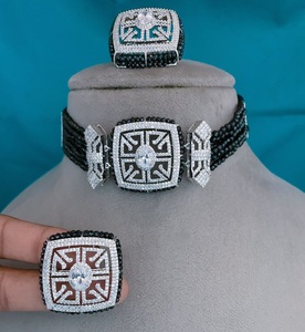 Conjunto de Gargantilla y Aretes con Perlas de Circonita Cúbica con Acabado de Alta Precisión y Estilo Premium, Color Plateado, para Fiestas y Bodas, Colección para Mujer - Product Image 1