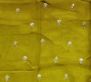 Costumes indiens de créateur modernes non cousus brodés à la main pour femmes pour les fêtes de style traditionnel - Product Image 3