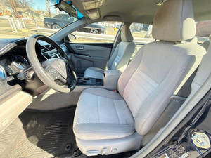 Auto Usado Económico Toyota Camry Híbrido 2017 con Volante a la Izquierda - Product Image 2