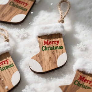 Elegante adorno de calcetín de madera ecológico, decoración de árbol de Navidad pintada a mano, diseño grabado de copo de nieve para vacaciones - Product Image 1