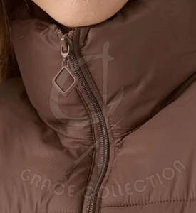 Gilet rembourré à capuche élégant pour l'extérieur Gilet de style décontracté à fermeture éclair et col montant de couleur personnalisée fabriqué au Pakistan - Product Image 3