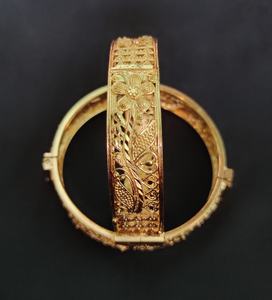 Brazaletes súper vendidos con brazaletes de aspecto moderno de forma redonda chapada en oro de 22CT a la venta por exportadores indios - Product Image 4