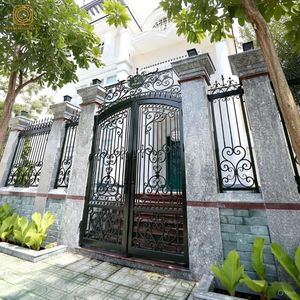 Portails de cour en fer forgé raffiné avec modélisation 3D, sécurité antivol, finition galvanisée pour un extérieur résidentiel élégant - Product Image 3