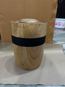 Urna Conmemorativa de Madera Personalizada, Resistente al Agua y a la Intemperie, Diseño Artesanal de Lujo, Madera Maciza Duradera con Veteado Natural - Product Image 4