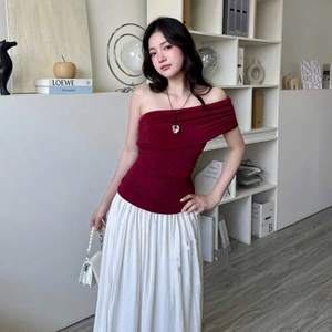 ชุดเซ็ตสองชิ้นสำหรับผู้หญิง เสื้อเปิดไหล่ข้างเดียวแบบ OEM และกระโปรงยาวผ้าชีฟอง - Product Image 4