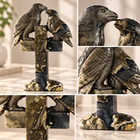 Sculpture en pierre gothique de corbeau double avec croix et cristal pour décoration d'Halloween et cadeaux de collection