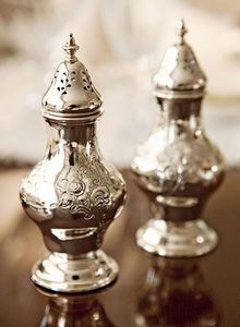 Salero y Pimentero Modernos de Acero Inoxidable con Diseño Elegante, Adecuado para Cocinas Contemporáneas y Entornos Gastronómicos Profesionales - Product Image 5