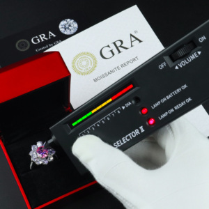 Anillo de Compromiso con una Piedra Preciosa Rosa de Corte Ovalado y Halo de Moissanita - el Regalo de Navidad Perfecto que Simboliza el Amor y la Elegancia - Product Image 2