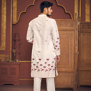 Kurta ที่สง่างามสำหรับผู้ชายที่มีรูปแบบและสไตล์ที่ซับซ้อนรายละเอียด kurta ที่สมบูรณ์แบบสำหรับงานรื่นเริงและงานแต่งงาน - Product Image 5