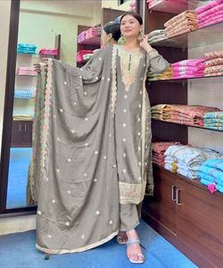 ผ้าไหม Banarasi ชุดประจำวัน Saree กับ zari ทอผ้าและลวดลายดั้งเดิมสำหรับความซับซ้อนคลาสสิกและเน้นเลื่อมเย็น - Product Image 4