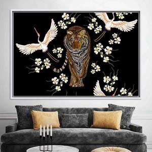 Elegante cuadro impreso en lienzo: decoración japonesa con tigre y grullas, lienzo enmarcado en blanco - Product Image 1