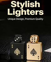 Briquet créatif en forme de carte à jouer avec un design rotatif et une flamme coupe-vent, un excellent cadeau pour un mari ou un ami.
